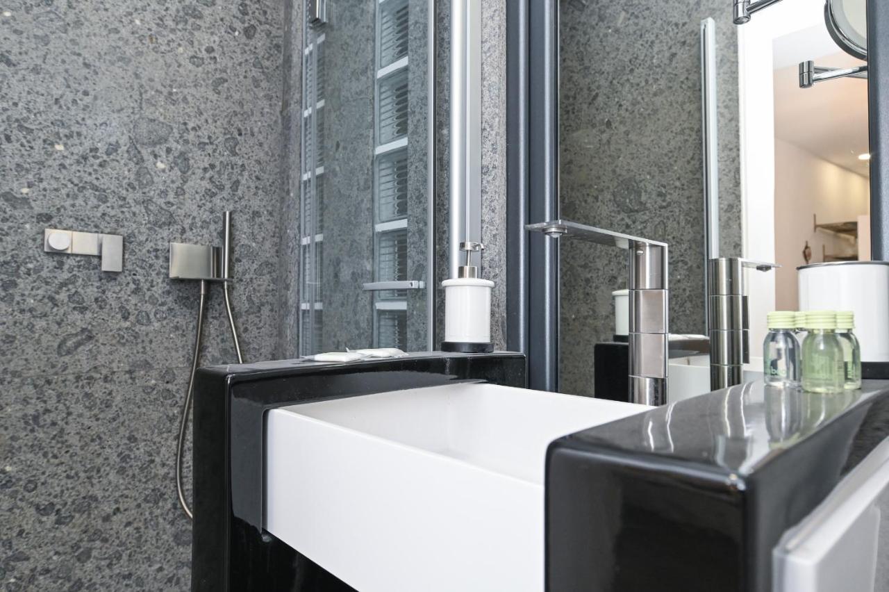 The Essential Trastevere Design Studio Rome Bagian luar foto
