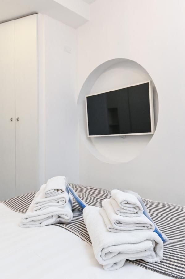The Essential Trastevere Design Studio Rome Bagian luar foto