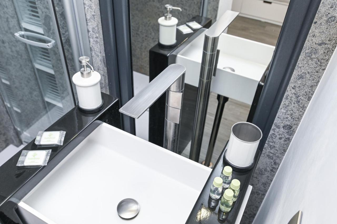 The Essential Trastevere Design Studio Rome Bagian luar foto