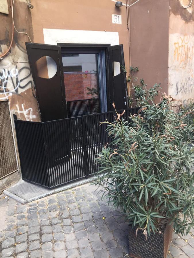 The Essential Trastevere Design Studio Rome Bagian luar foto